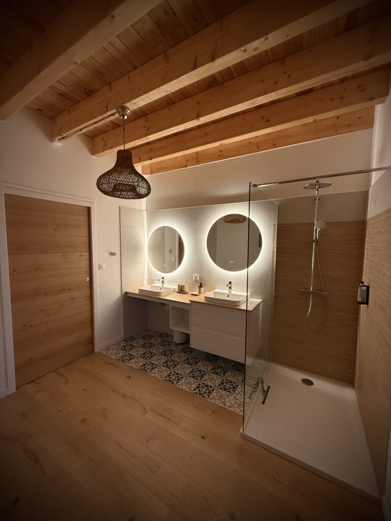 Photo d'une cuisine équipée moderne avec carreaux de ciment au sol.